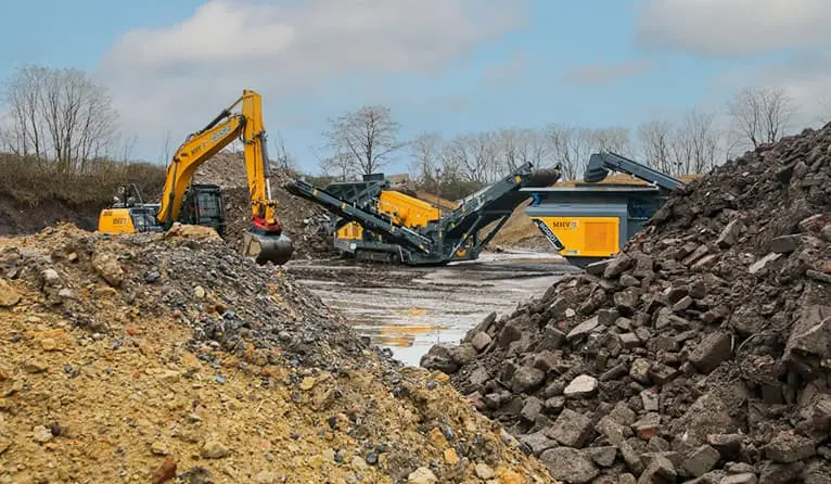 Getrennte Lagerung unterschiedlicher Bauschuttqualitäten Bauschutt wird getrennt gelagert bevor daraus RC-Baustoffe werden